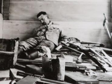 Preview: altes Foto - schlafender oder gefallener Soldat